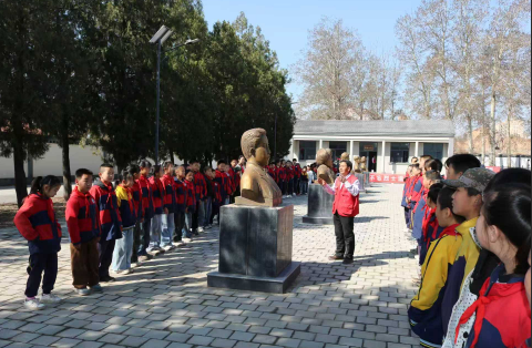 阳原县各学校组织开展“缅怀英烈志，奋进少年行”清明节扫墓活动